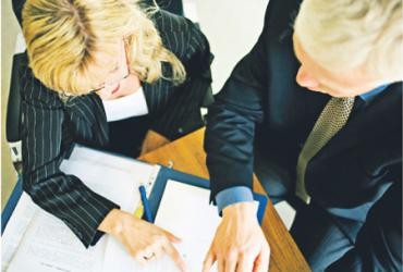 Tak naprawdę nie wiadomo, jaki jest wkład żon w osiągnięcia zawodowe menedżerów i unikanie przez nich błędów Fot. Istock