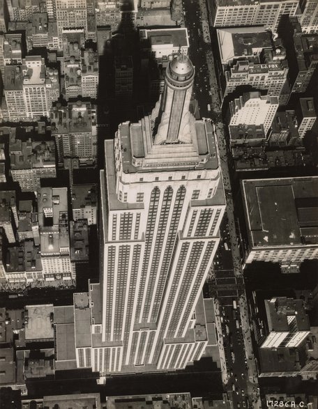 Mierzący 443 m wys. Empire State Building w Nowym Jorku został oddany do użytku w 1931 r., a jego antena zainstalowana w 1953 r. Pomysłodawcą budowy podobnych od amerykańskich drapaczy chmur wieżowców w Moskwie był komunistyczny dyktator Józef Stalin