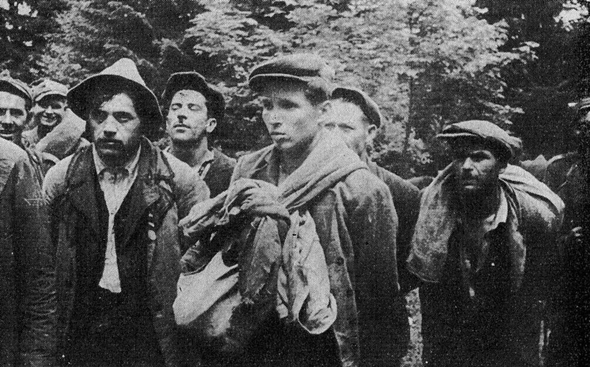 Członkowie sotni „Bira” ujęci przez żołnierzy Ludowego Wojska Polskiego w rejonie Zatwarnicy. Jesień 1946. Źródło: "Wojskowy Przegląd Historyczny", nr 4, Warszawa 1959, s. 323.