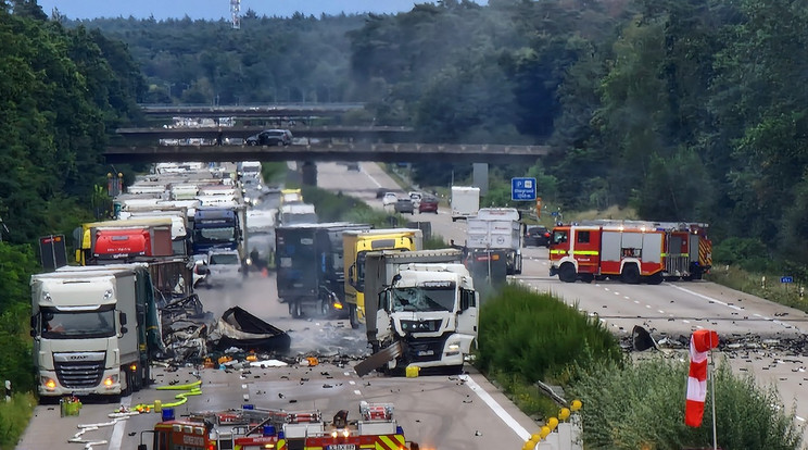 Veszélyes anyagot szállító kamionok karamboloztak Németország egyik legforgalmasabb autópályáján /Fotó: Profimedia