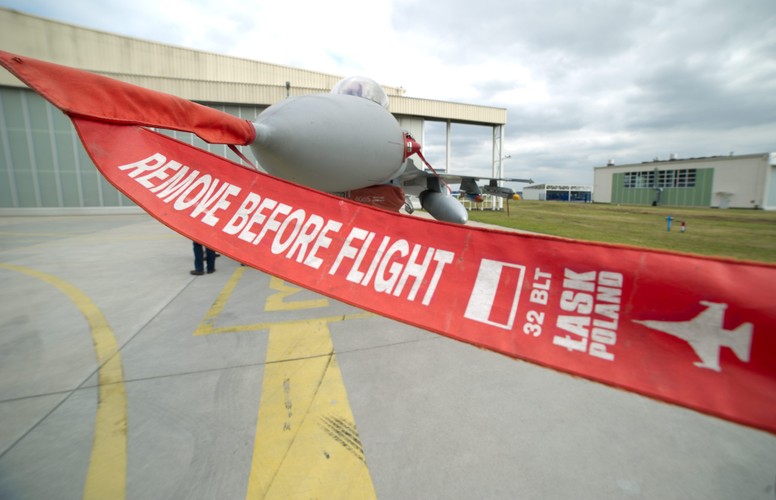 Samoloty F-16. Generał Martin E. Dempsey, przewodniczący Komitetu Połączonych Szefów Sztabów Sił Zbrojnych Stanów Zjednoczonych wizytował 24 bm 32 Bazę Lotnictwa Taktycznego w Teodorach k. Łasku, gdzie spotkali się żołnierzami sił powietrznych USA ćwiczącymi z polskimi lotnikami.  <br>PAP/Grzegorz Michałowski