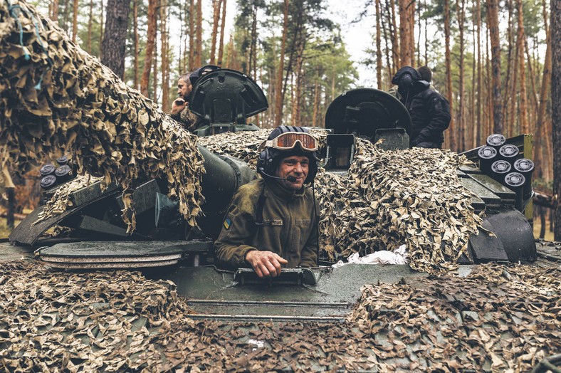 Ukraiński czołgista w T-80U.