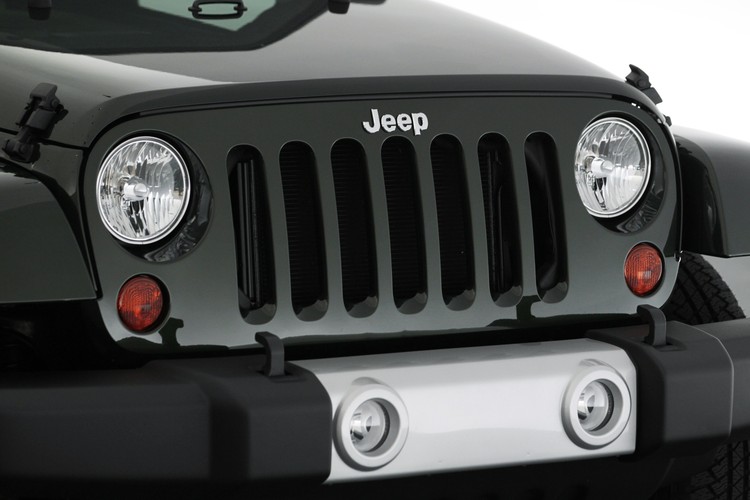 Jeep wszedł do produkcji w 1941 roku. Jego pierwotnym celem miał być wojenny fornt. Model Willys MB Jeeps stał się najpowszechniej używanym pojazdem z napędem na cztery koła, wykorzystywanym przez amerykańską armię. Obecnie Jeepy produkowane są przez koncern Fiat Chrysler Automobiles. Nazwa jeep jest często potocznie używana do określenia samochodu terenowego niezależnie od jego producenta. Na fot. Jeep