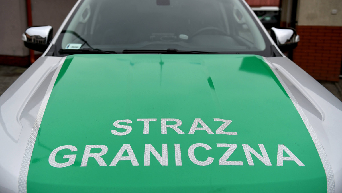 Funkcjonariusze Straży Granicznej i Krajowej Administracji Skarbowej podczas wspólnej kontroli samochodu osobowego w Łańcucie ujawnili 8 tys. paczek papierosów z przemytu, a później w mieszkaniach podejrzanych - 1,5 tys. paczek.