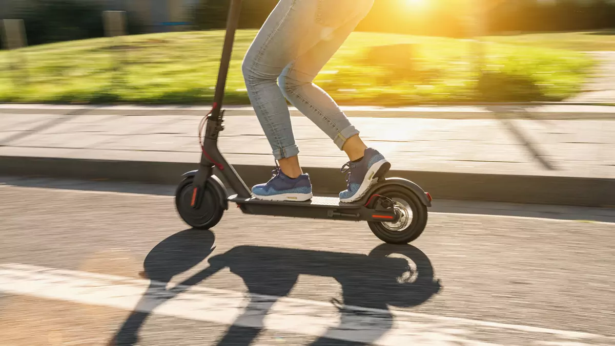 Prawie 100 km/h na hulajnodze elektrycznej po Łodzi. Zobacz nagranie