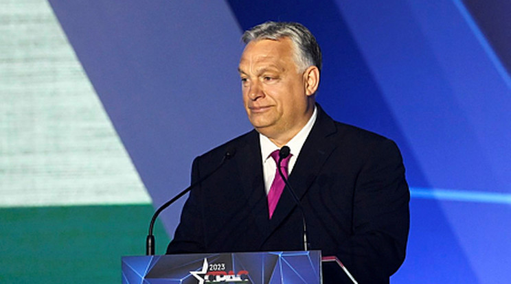 Orbán Viktor aláírta: marad a veszélyhelyzet/Fotó: MTI/Koszticsák Szilárd