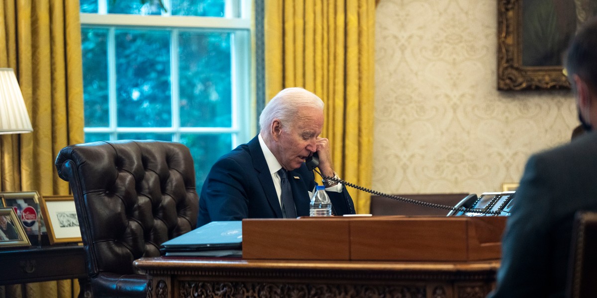 Joe Biden podczas rozmowy telefonicznej.