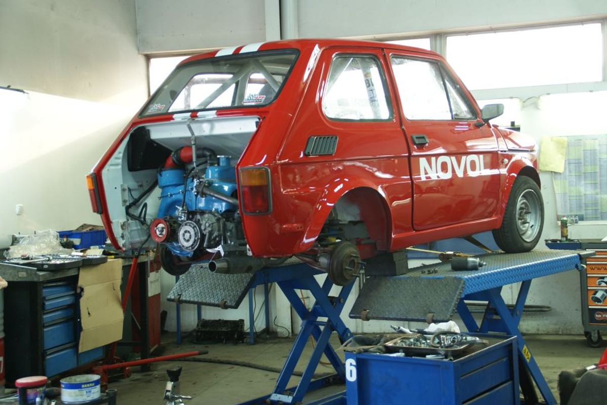 Szaleństwo! Maluch z Polski wyzywa Ferrari