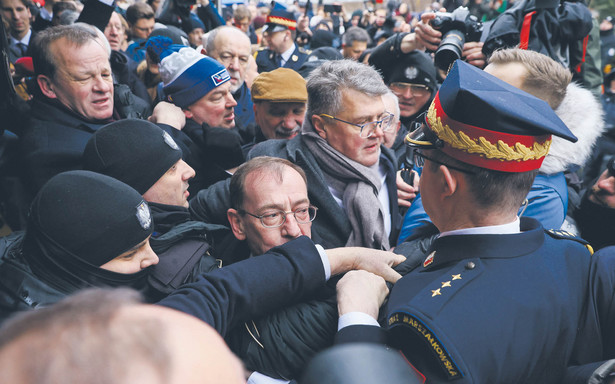 Obustronne wygaszanie problemów. Teraz PiS będzie stawiał na środki prawne