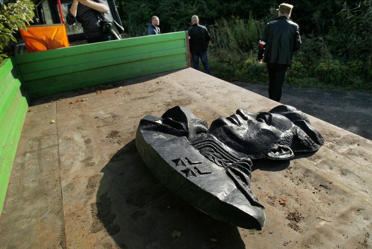 Rozbiórka pomnika w Pieniężnie