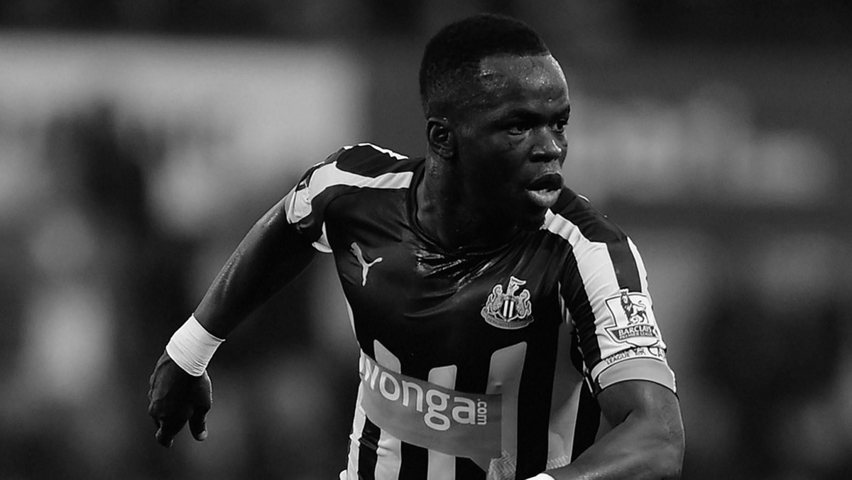 Były pomocnik Newcastle United Cheick Tiote, który w zimowym okienku transferowym zdecydował się na wyjazd do Chin, zasłabł podczas poniedziałkowego treningu i zmarł po przewiezieniu do szpitala. Były reprezentant Wybrzeża Kości Słoniowej miał 30 lat.