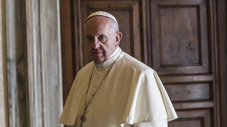 Ferenc pápa imádkozik a sérültekért, az elhunytakért, a családtagokért és a barátokért /Fotó: Northfoto