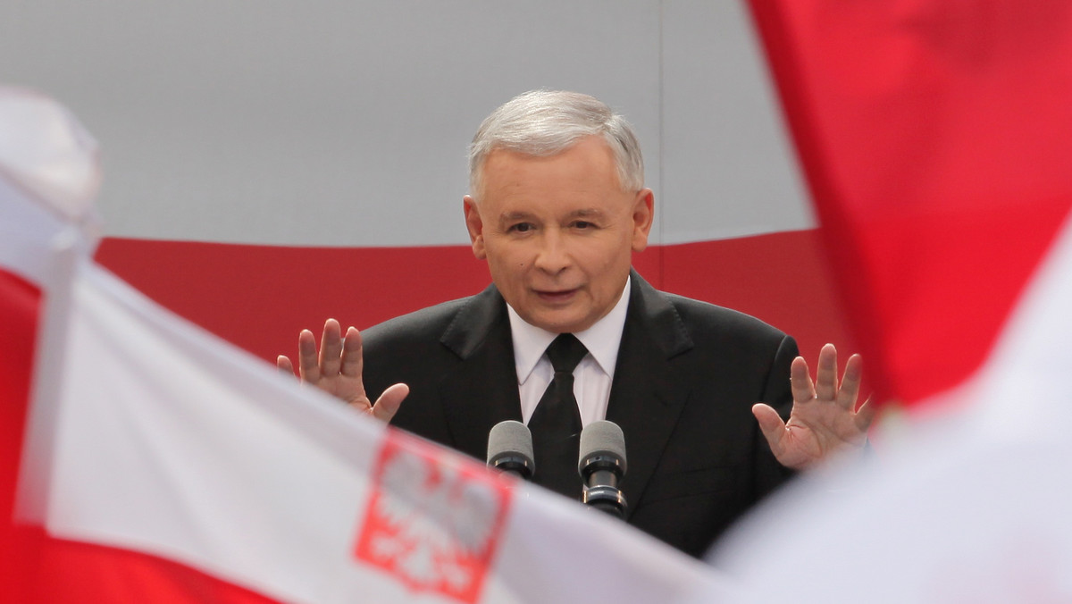 Prezes PiS Jarosław Kaczyński na antenie radiowej Trójki wypowiedział się na temat wyprawy do Smoleńska i przeniesienia krzyża sprzed Pałacu Prezydenckiego do kaplicy prezydenckiej.