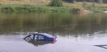 Auto stoczyło się do rzeki. Kierowca został lekko ranny