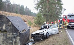 VW Passat uderzył w bunkier z czasów drugiej wojny. Dwie osoby nie żyją