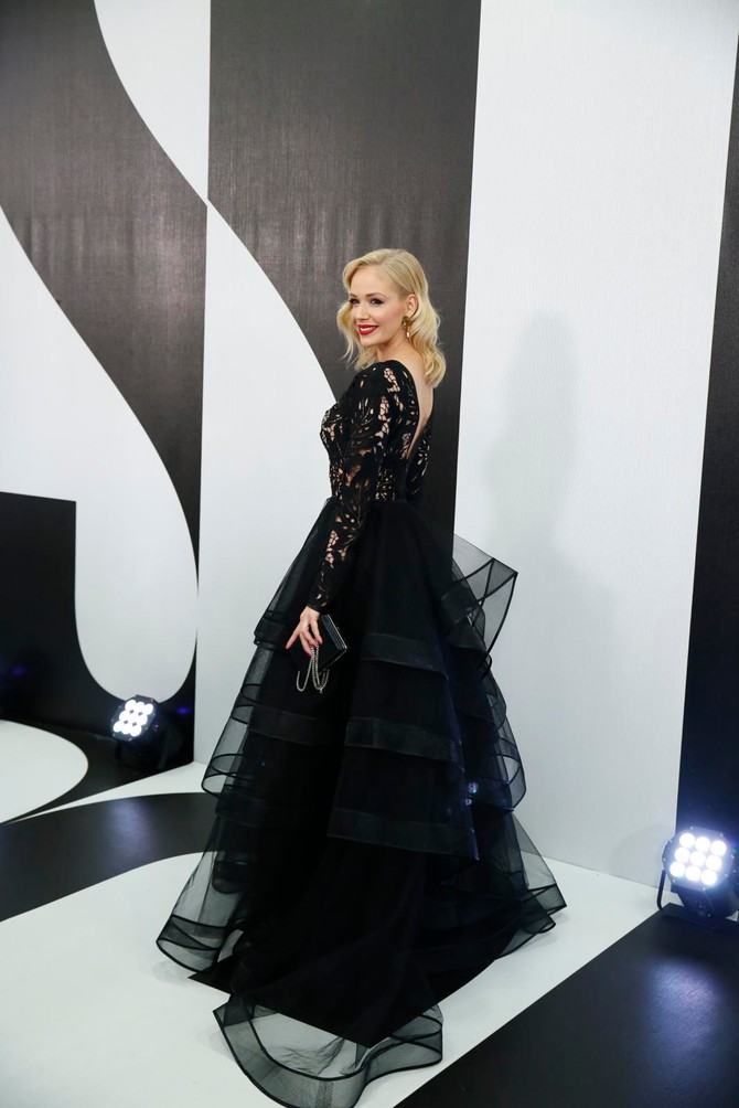 Jelena Rozga u crnoj toaleti 