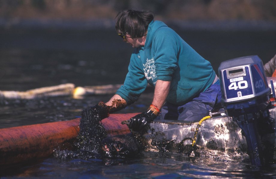 Wyciek z tankowca Exxon Valdez w 1989 r. przyniósł ogromne straty. Ale zarzutów dotyczących szkodliwego wpływu na środowisko koncernów naftowych jest więcej.