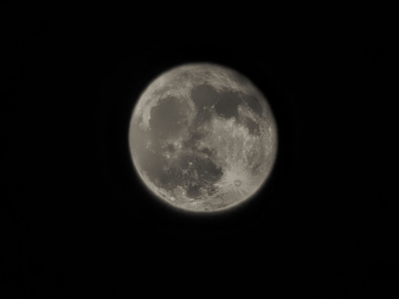 Takie zdjęcie Księżyca wykonamy trzymając vivo X51 zwyczajnie w rękach. Osoby mniej obeznane z tajnikami nocnej ekspozycji mogą dodatkowo skorzystać ze specjalnego trybu pracy aparatu o nazwie Superksiężyc