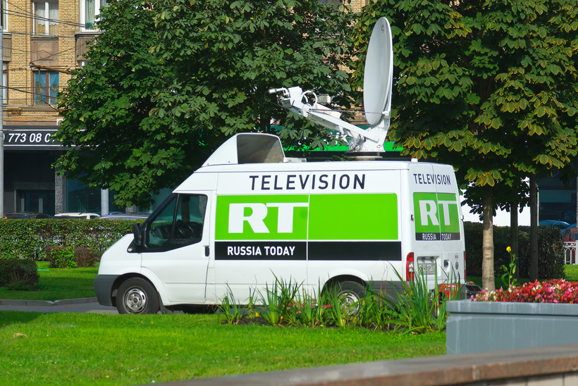 Wóz transmisyjny telewizji RT (Russia Today)