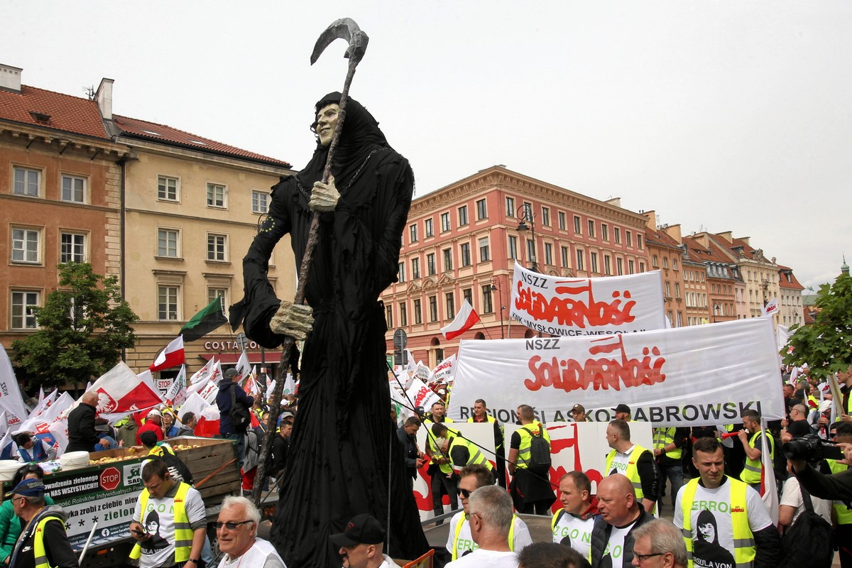 Protest rolników w Warszawie. Policja zamyka kolejne ulice Fot. Robert Kowalewski / Agencja Wyborcza.pl