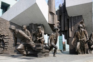 Lepiej późno niż wcale, czyli Warszawa doceni powstańców