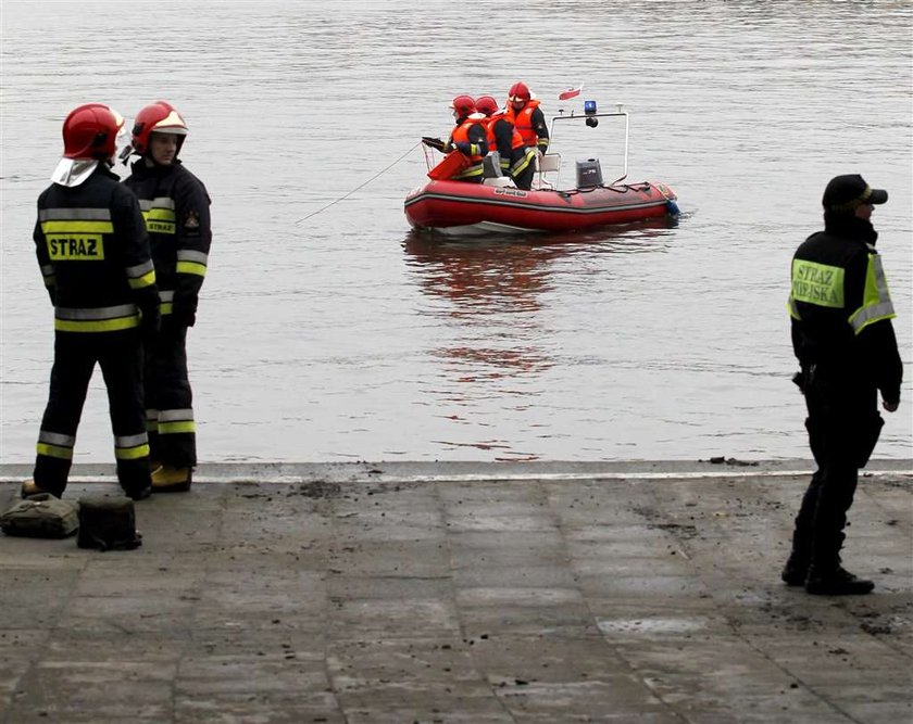 Tragedia w Szczecinie. Samochód wpadł do Odry. ZDJĘCIA