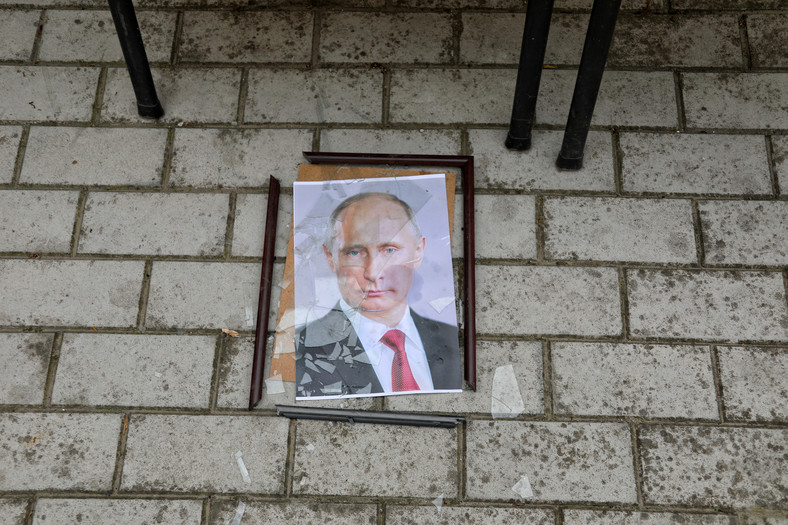 Zdeptany portret prezydenta Rosji Władimira Putina leżący na ziemi w jednym z budynków Chersoniu