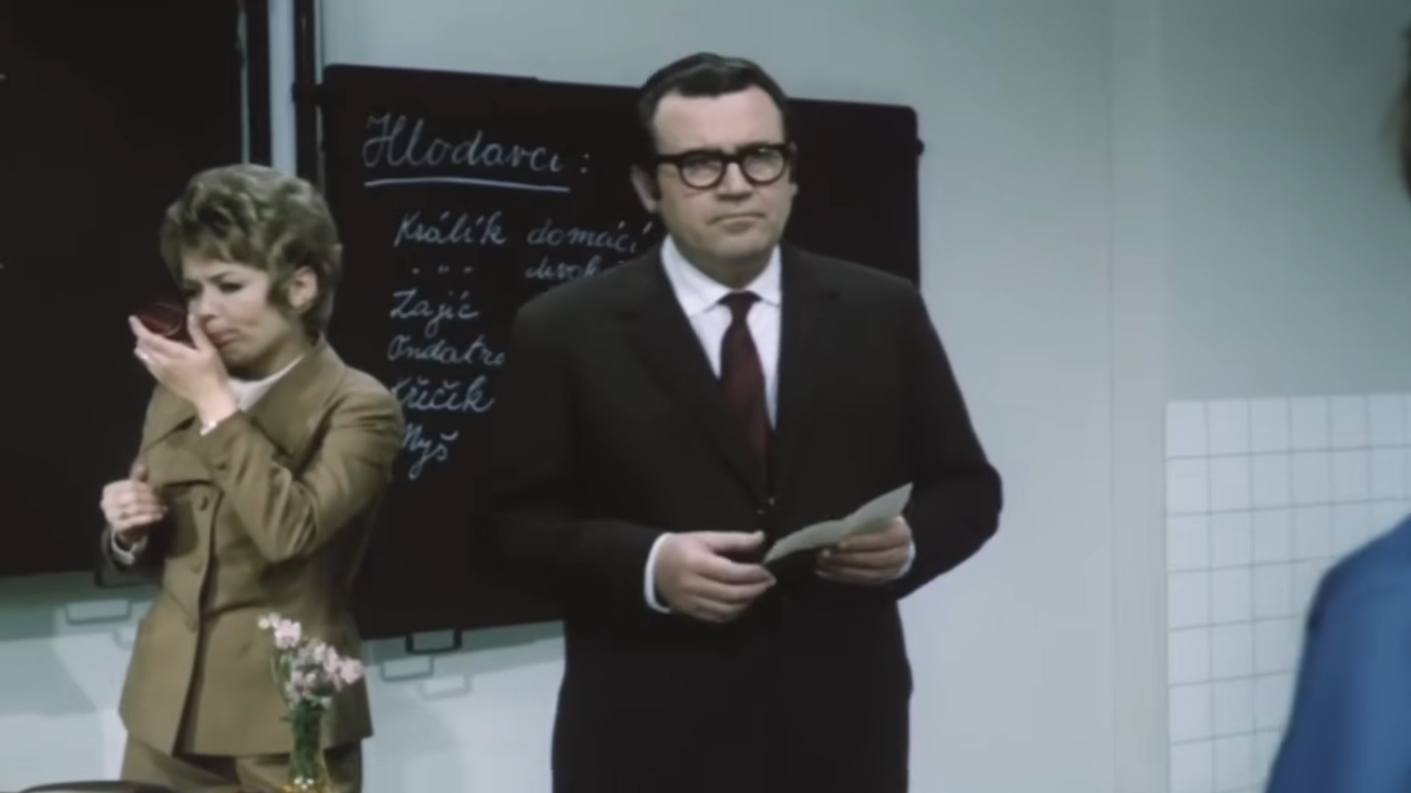 Český herec Zdeněk Dítě vo filme Dívka na koštěti.