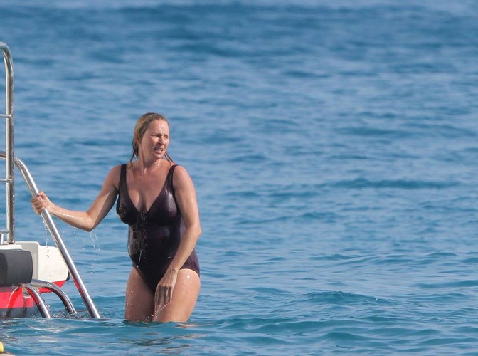Ciężarna Uma Thurman w kostiumie kąpielowym