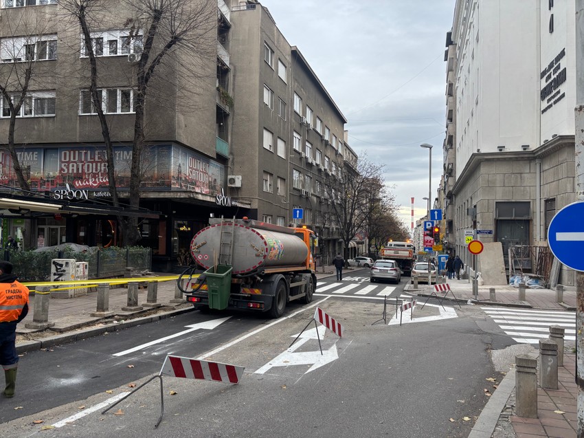 Radovi na ukidanju parkinga i proširenju saobraćajne trake u Cetinjskoj ulici od skretanja za Hilandarsku do raskrsnice sa Bulevarom despota Stefana