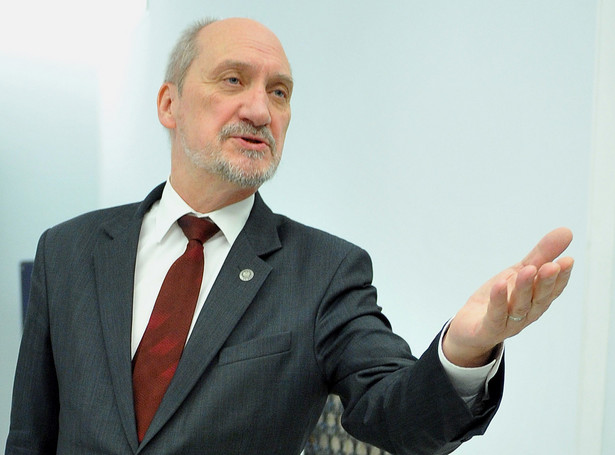 Macierewicz kontratakuje: Ludzie WSI toczą grę polityczną