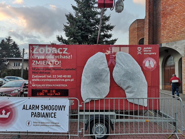  Instalacja pod kościołem w Pabianicach fot. Alarm Smogowy Pabianice