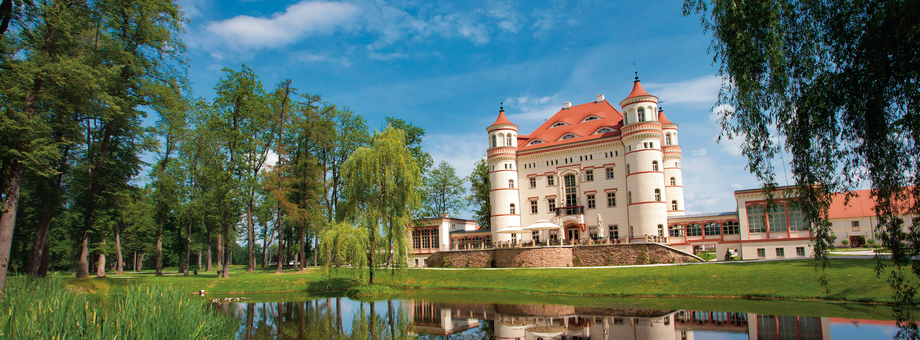 W tym XIII-wiecznym pałacu komuniści urządzili PGR. Dziś są tam m.in. restauracja i hotel.