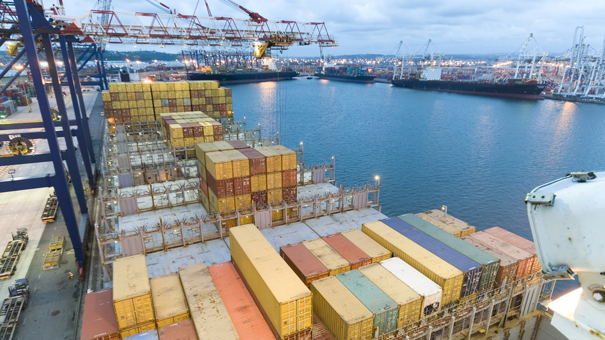 Eksport w okresie styczeń-maj 2016 r. wzrósł o 1,2% r/r do 73 572,3 mln euro, zaś import pozostał bez zmian i wyniósł 70 609,1 mln euro, podał Główny Urząd Statystyczny (GUS).