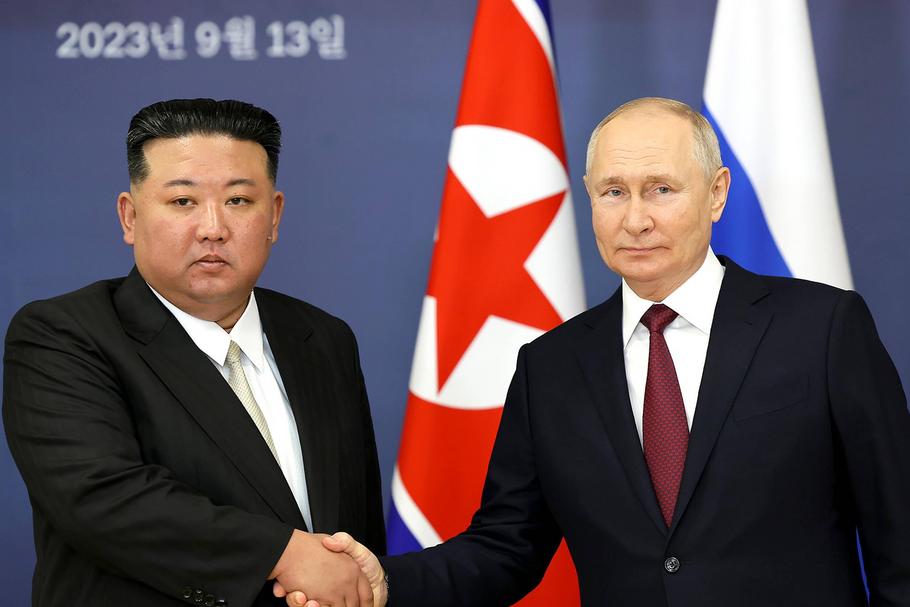 Przywódca Korei Północnej Kim Dzong Un podczas spotkał się z prezydentem Rosji Władimirem Putinem podczas szczytu Rosja-Korea Północna 13 września 2023 r. na kosmodromie Wostocznyj w regionie Amur w Rosji. Rozmowy między dwoma przywódcami miały doprowadzić do porozumienia w sprawie broni. Przywódca Korei Północnej Kim Dzong Un zaoferował Putinowi „niezachwiane wsparcie” swojego kraju dla „świętej walki” Rosji. Kim powiedział, że Korea Północna „zawsze będzie stać po stronie Moskwy” w „walce z imperializmem”