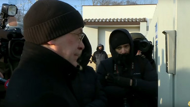 Jarosław Sellin przed bramą aresztu. Przyszedł w ramach interwencji poselskiej