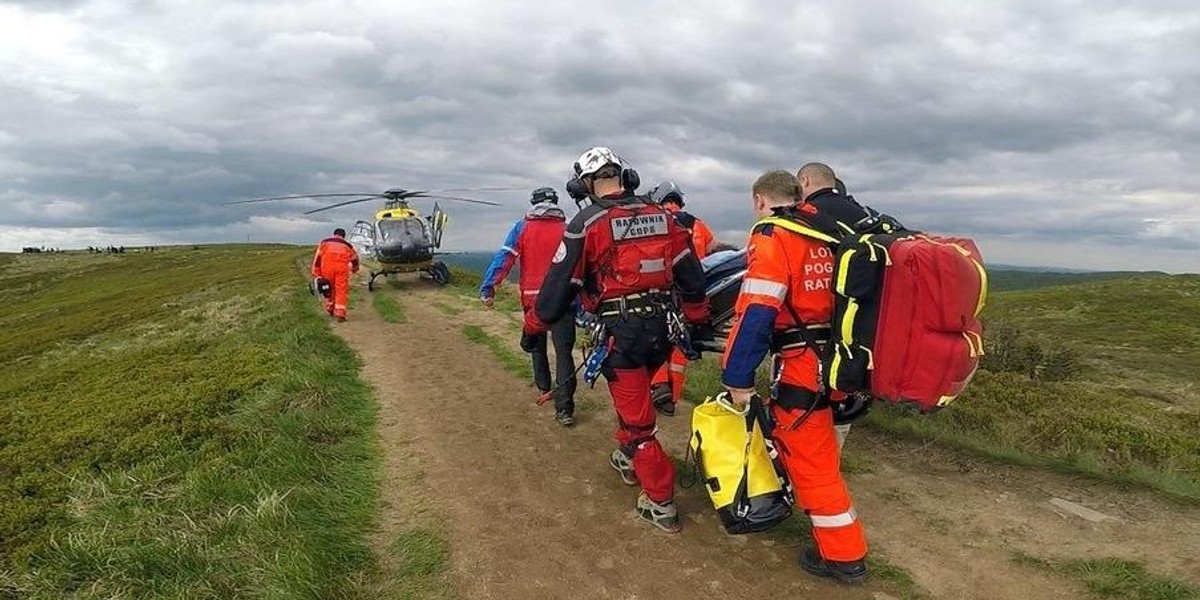 Na pomoc 70-latkowi wezwano ratowników z bieszczadzkiego GOPR. Przyleciał także śmigłowiec. 