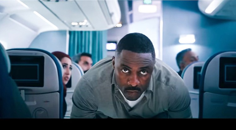 Sam Nelson (idris Elba) próbálja megmenteni az eltérített járatot Fotó: YouTube