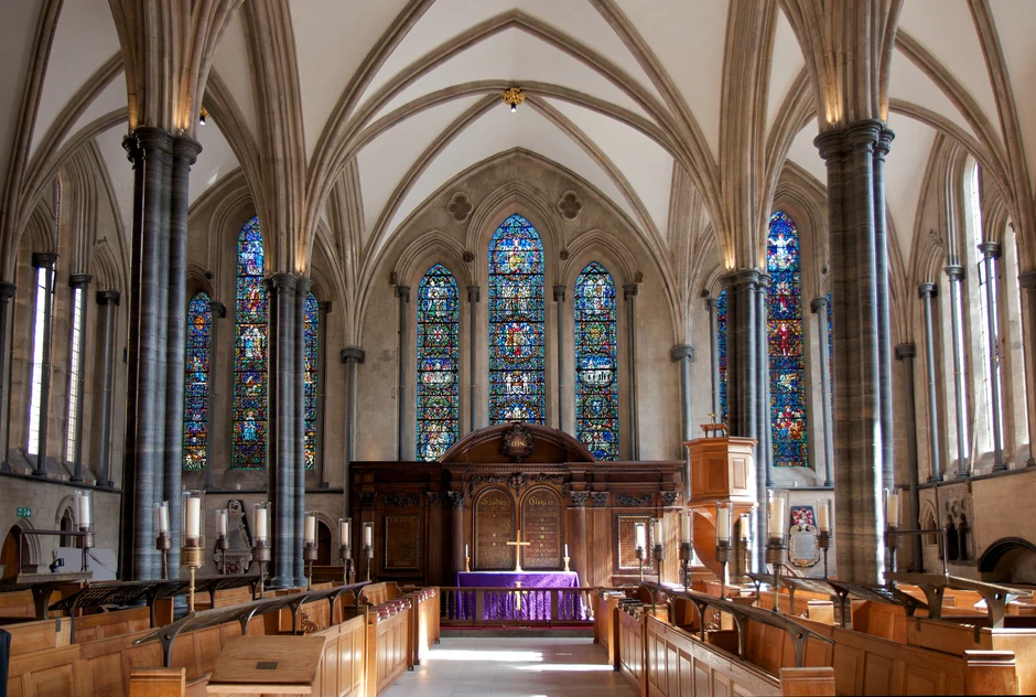 Deo crkve sagrađen 65 godina posle dela sa kružnom osnovom ima karakteristike gotskog stila na vrhuncu razvoja, uključujući i velike prozore