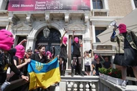 61. Biennale miało być przestrzenią radości. Skończyło się najazdem Rosjan