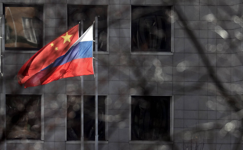 Rosyjska i chińska flaga narodowa w rosyjsko-chińskiej dzielnicy biznesowej w Moskwie, Rosja, 20 marca 2023 r.
