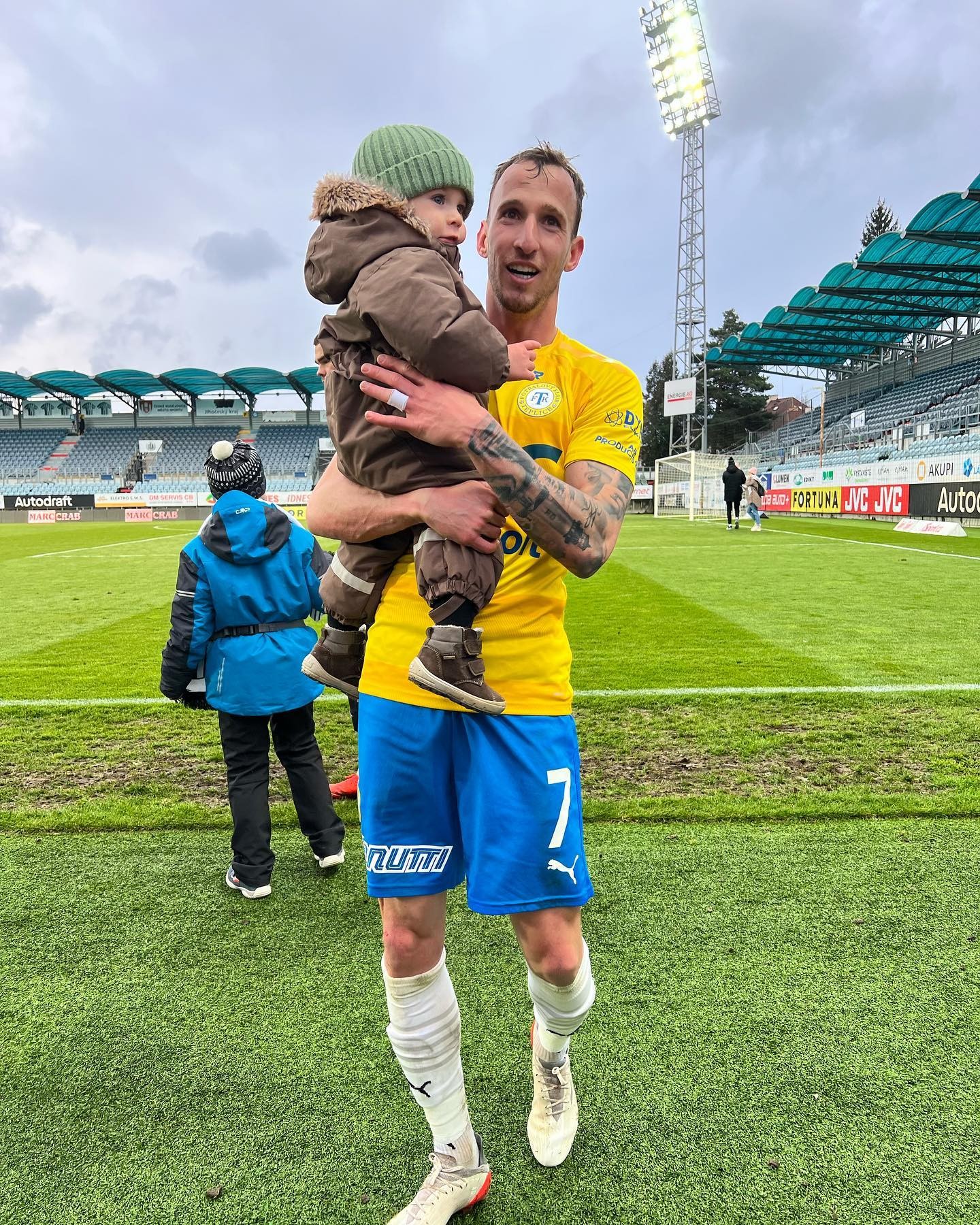 Český futbalista Matěj Hybš s prvorodeným synčekom.