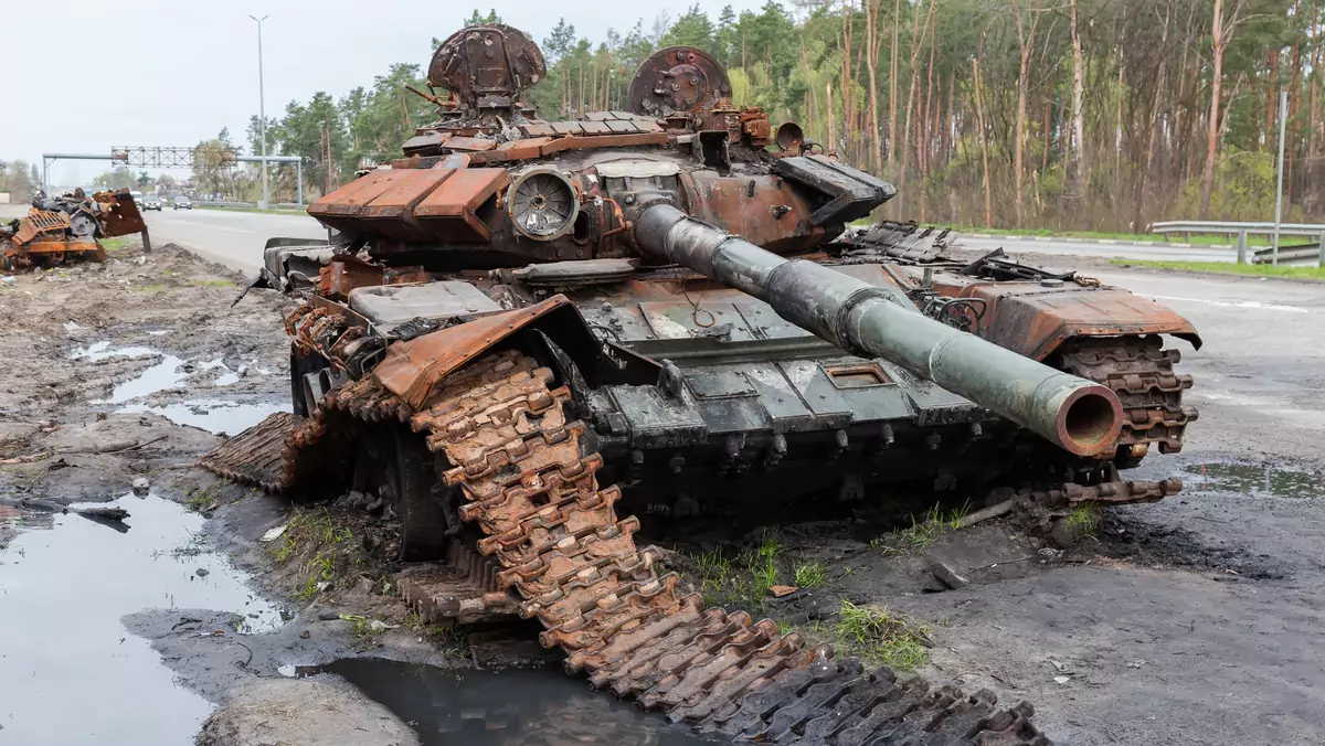 Zniszczony rosyjski czołg (zdjęcie ilustracyjne)