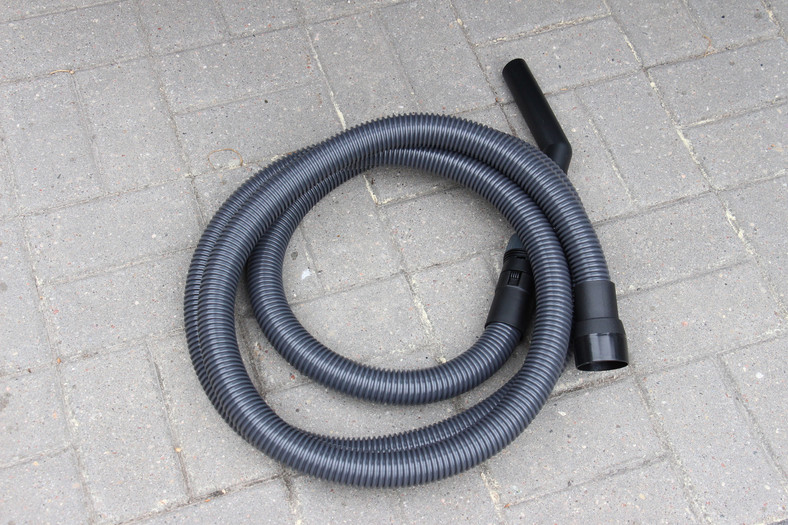Wąż odkurzacza garażowego powinien być długi – 4 metry to nie za dużo 