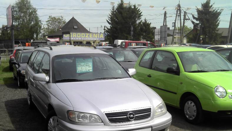 Szukamy auta z ogłoszenia Opel Omega bez rdzy i nadwozia