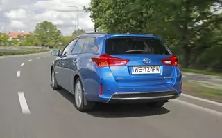 Toyota Auris Hybrid – idealne auto dla taksówkarzy