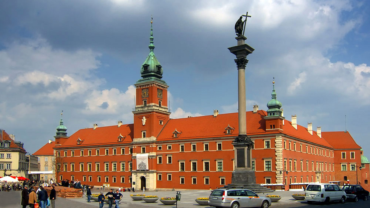 Większa jej część została zrównana z ziemią podczas ostatniej wojny, fragmenty rekonstruowano dzięki szczegółom uwiecznionym na obrazach Canaletta. Dziś Warszawa pokonała Londyn i Nowy Jork w rankingu miast oferujących za przystępną cenę ciekawe imprezy kulturalne.