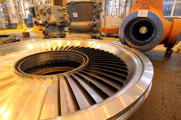 Na zlecenie PGE kontrakt wykonuje konsorcjum w składzie: Rafako, Polimex-Mostostal, Mostostal Warszawa oraz GE Power, który jest generalnym projektantem, dostawcą kluczowych urządzeń oraz pełnomocnikiem konsorcjum. 
<br><br> fot. (cat) PAP/Tomasz Waszczuk