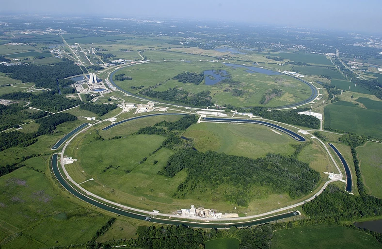 Tevatron znajdujący się w Fermi National Accelerator Laboratory w USA. Duże okręgi to synchrotrony, które zostały wyłączone w 2011 r. ze względu na zbyt duże koszty ich utrzymania