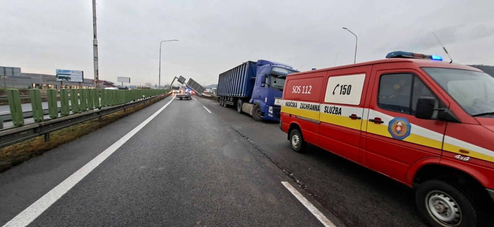Pri Banskej Bystrici strhol kamión portálovú značku nad cestou. 